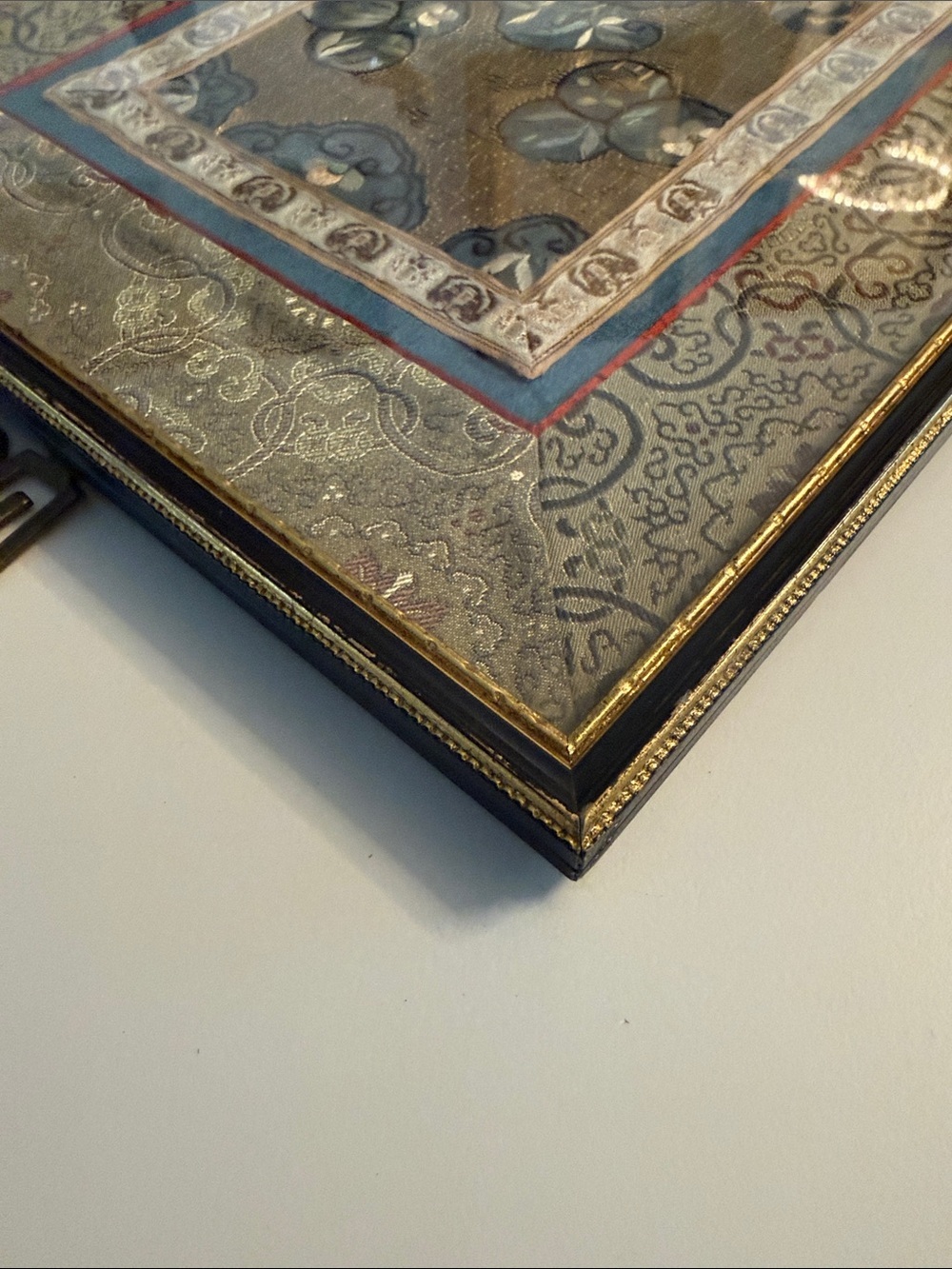 Vintage Chinese Silk Embroidery Framed by Wah Cheong Hong Kong MCM Brass hanger - Picture 6 of 14